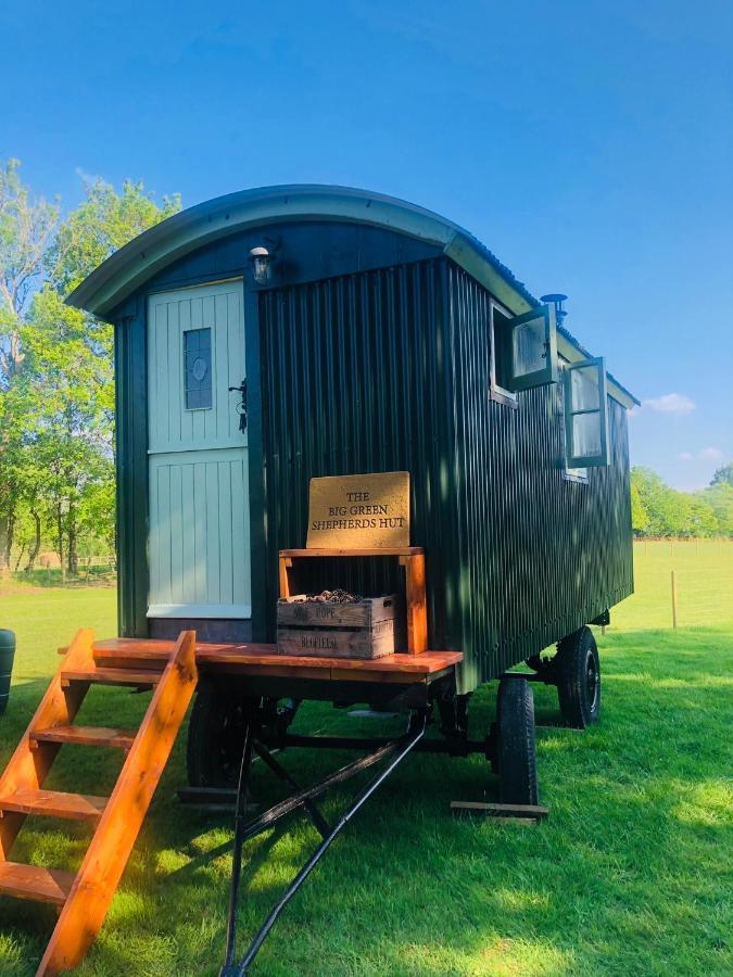The Big Green Shepherds Hut Charlwood Exterior photo